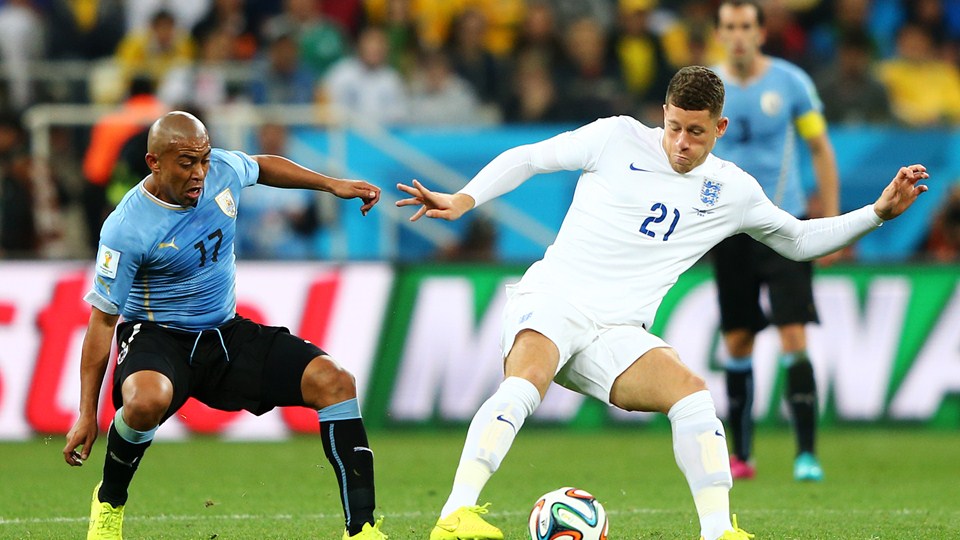 راس بارکلی|کنترل توپ توسط هافبک انگلستان ، رز بارکلی در مقابل بازیکن اروگوئه .