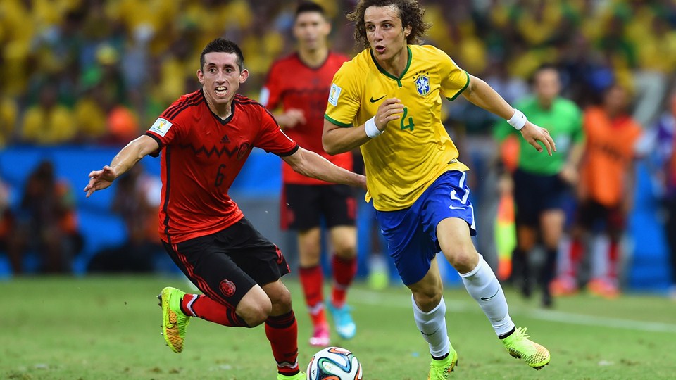 دیوید لوئیز|تلاش مدافع تیم فوتبال برزیل دیوید لوییز برای کنترل توپ .