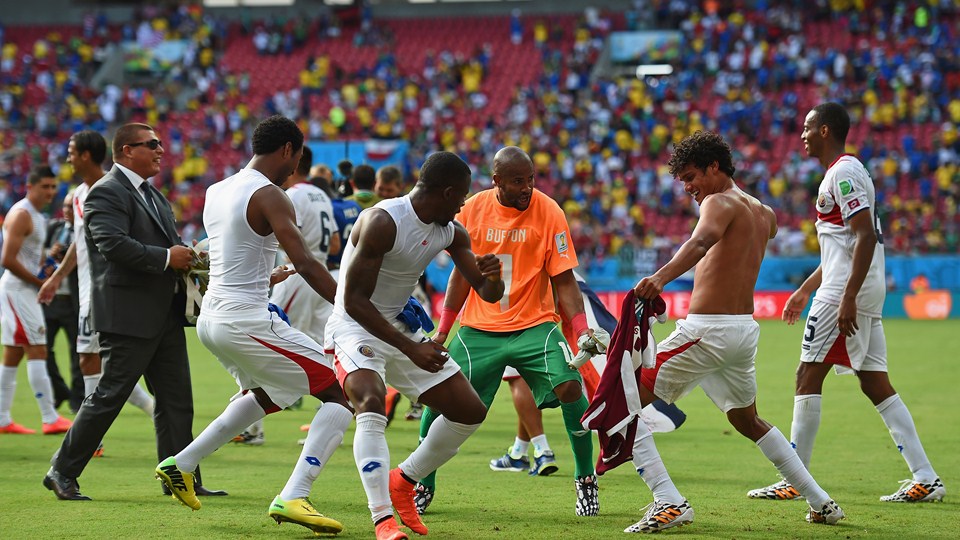 کاستاریکا|جشن بازیکنان کاستاریک ا، بعد از پیروزی مقابل تیم مدهی ایتالیا و صعود به مرحله بعد.