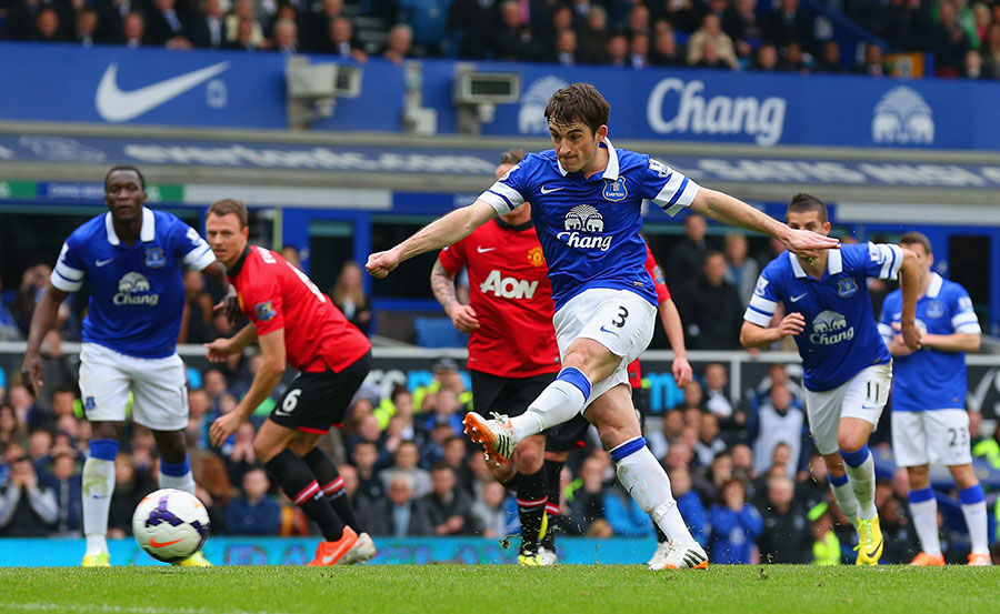 لیتون بینز|لیتون بینز موفق شود از روی نقطه پنالتی با یک ضربه محکم دروازه داوید دخیا را باز کند