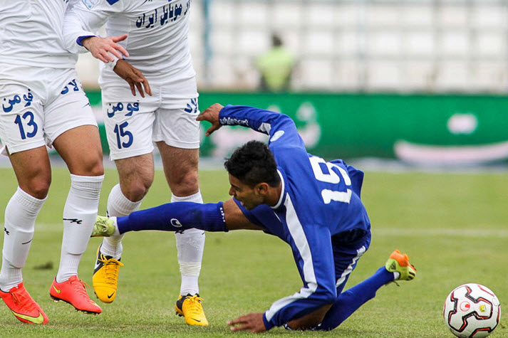 برخورد دو بازیکن در میانه میدان|گسترش فولاد تبریز 0 - 0 استقلال تهران / لیگ برتر