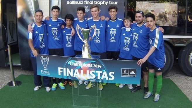 جام قهرمانی لیگ قهرمانان اروپا|فوتبالدوستان فرصت عکس انداختن با جام را از دست نمی دهند.