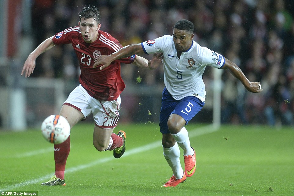 تقابل دو بازیکن بر سر توپ|دانمارک 0-1 پرتغال / مقدماتی یورو 2016