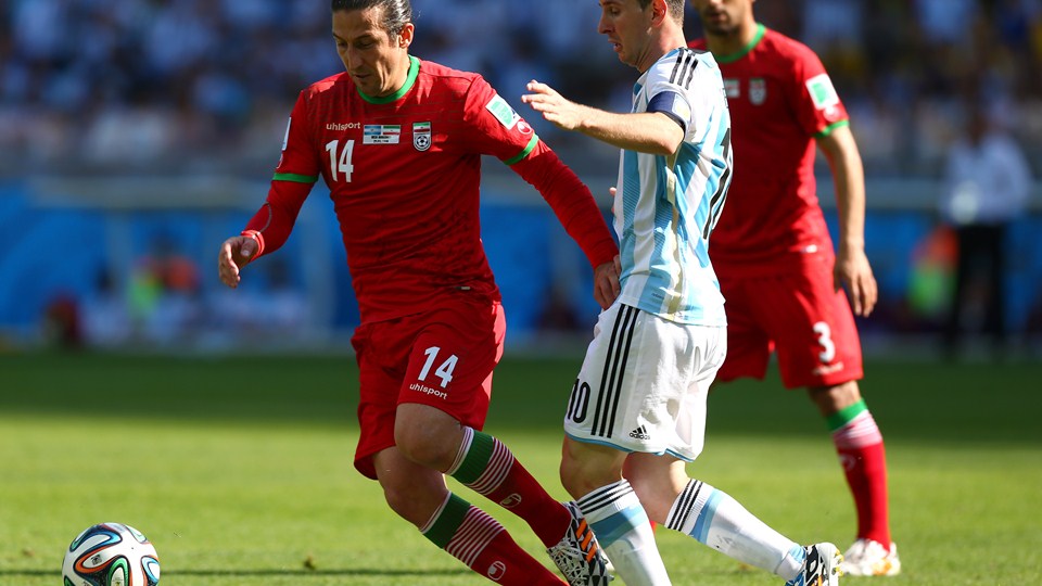 آندرانیک تیموریان|درگیری آندو تیموریان از تیم ملی ایران  با لیونل مسی از آرژانتین برای گرفتن توپ .