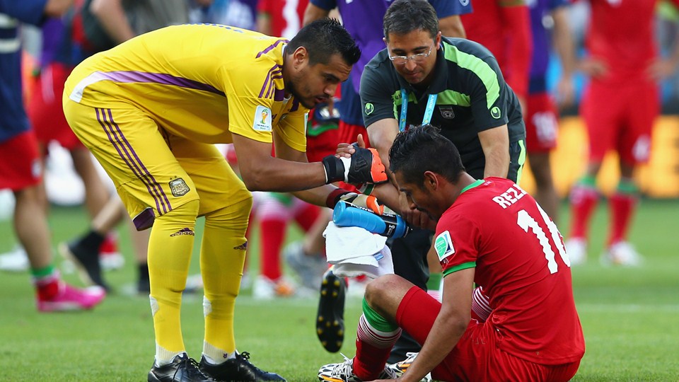 سرخيو رومرو - قوچان نژاد|سرجیو رومرو  دروازه بان تیم ملی آرژانتین پس از اتمام بازی با رضا قوچان نژاد دست داد .