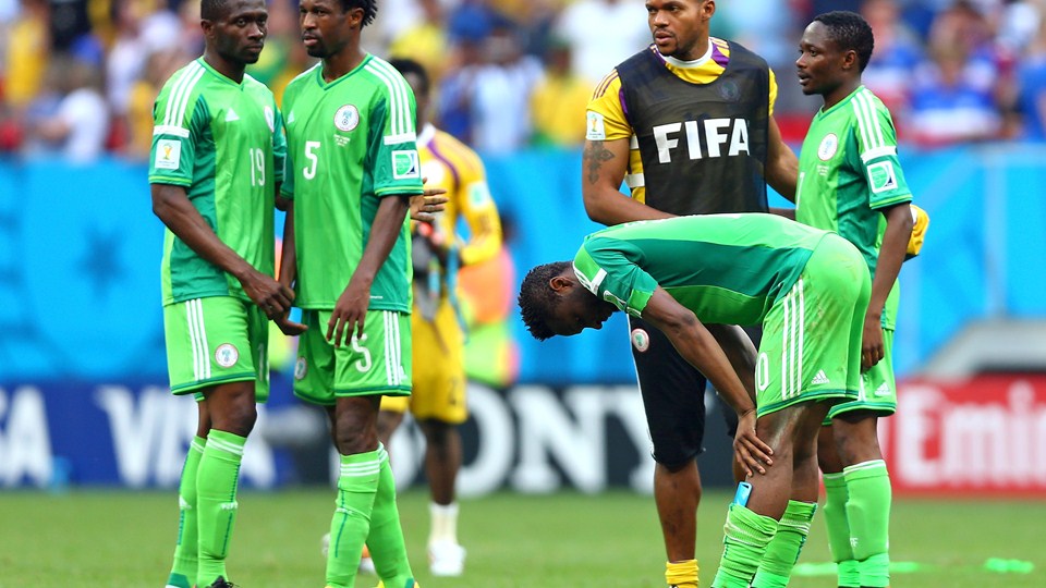 اوبی میکل|حسرت اوبی میکل و یارانش بعد از دریافت دو گل در مقابل فرانسه.