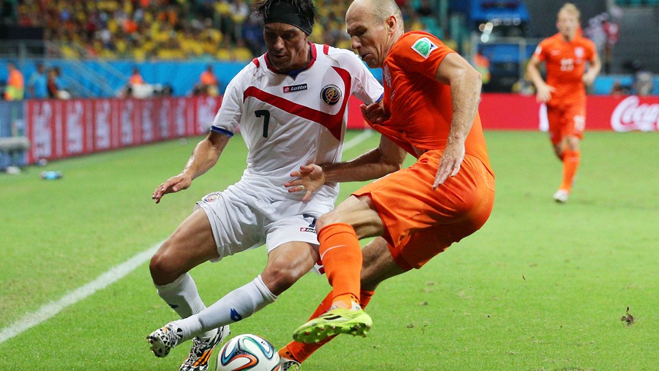 آرین روبن -کریستیان بولانوس|تقابل بین آرین روبن ، بازیکن هلند و کریستیان بولانوس از کاستاریکا بر سر توپ.