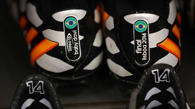 کفش ها دیگو|نمایی بسته از کفش های دیگو در رخت کن.