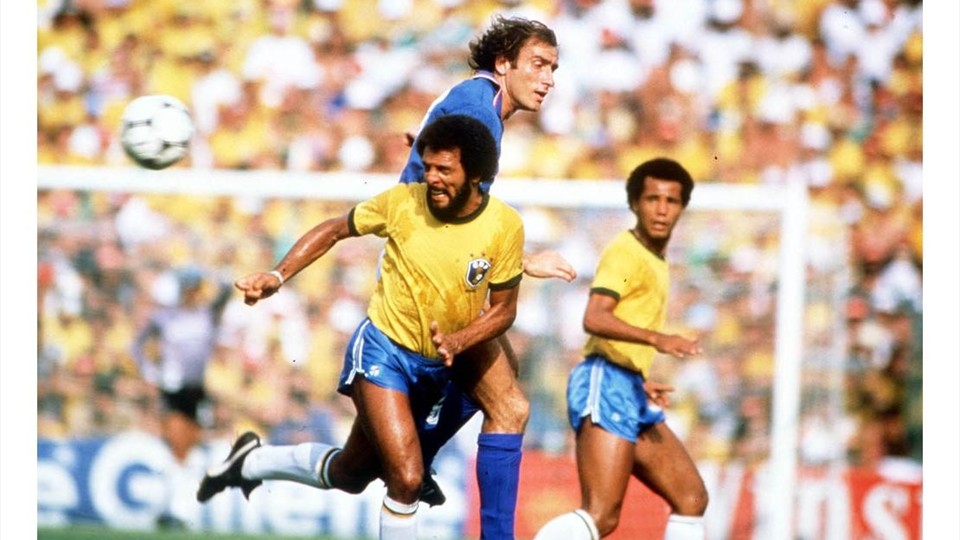 جام جهانی 1982|جام جهانی 1982 اسپانیا، بارسلونا، اسپانیا، 5 جولای 1982. ایتالیا 3 –برزیل 2، فرانچسکو گراتزینی از تیم ایتالیا، در یک نبرد هوایی، بالاتر از جونیور از تیم برزیل به هوا می پرد.