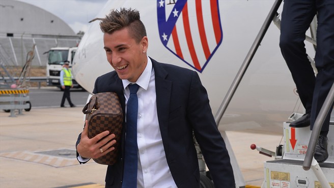 خوزه ماریا|خوزه ماریا خیمنز از باشگاه اتلتیکو ماردید همراه با سایر هم تیمی ها برای دیدار در فینال لیگ قهرمانان اروپا برابر رئال مادرید، در فرودگاه شهر لیسبون از هواپیما پیاده می شود.