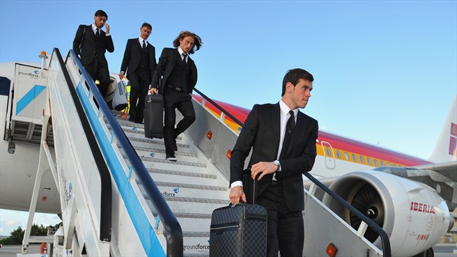 گرت بیل|گرت بیل (چپ) از باشگاه رئال مادرید همراه با سایر هم تیمی های خود برای دیدار فینال لیگ قهرمانان اروپا برابر اتلتیکو مادرید، در فرودگاه لیسبون از هواپیما پیاده می شود.