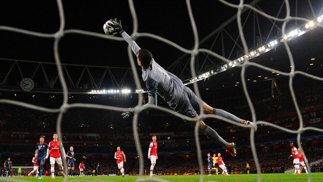 آرسنال|دروازه بان آرسنال شوت سنگین بازیکنان بایرن را در بازی رفت از مرحله ی یک هشتم نهایی دفع می کند.