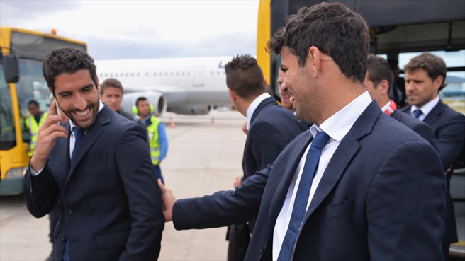 رائول گارسیا|رائول گارسیا و دیگو کاستا از باشگاه اتلتیکو ماردید همراه با سایر هم تیمی ها برای دیدار در فینال لیگ قهرمانان اروپا برابر رئال مادرید، در فرودگاه شهر لیسبون از هواپیما پیاده می شوند.