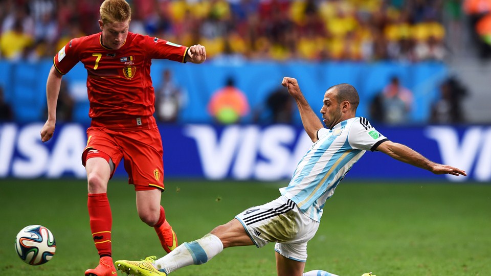 خاویر ماسکرانو - کوین دی بروین|تکل بلند خاویر ماسکرانو از آرژانتین روی پای بازیکن بلژیک ، کوین دی بروین.