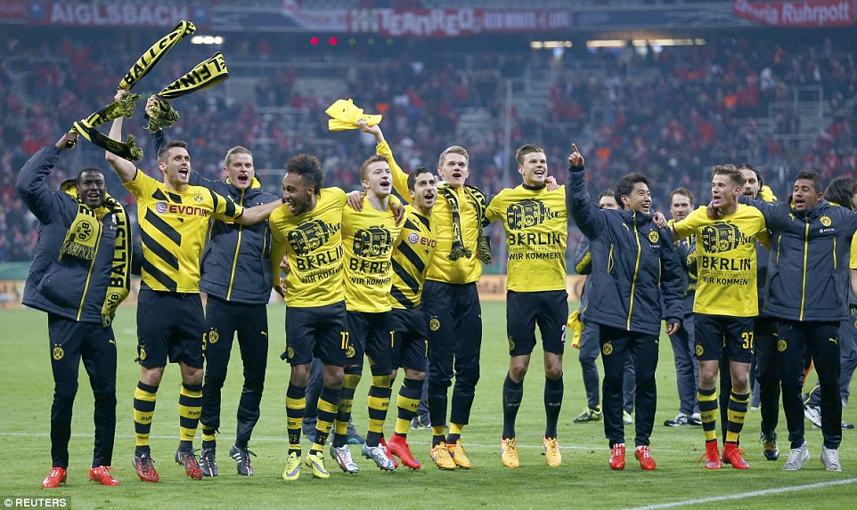 شادی بازیکنان دورتموند|بایرن مونیخ 1 (0) - (2) 1 بوروسيا دورتموند / جام حذفی آلمان