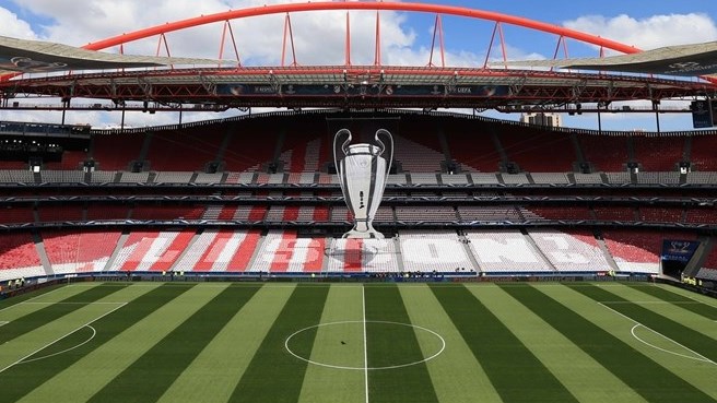 جام قهرمانی|یک جام غول آسا در ورزشگاه میزبان فینال لیگ قهرمانان اروپا.