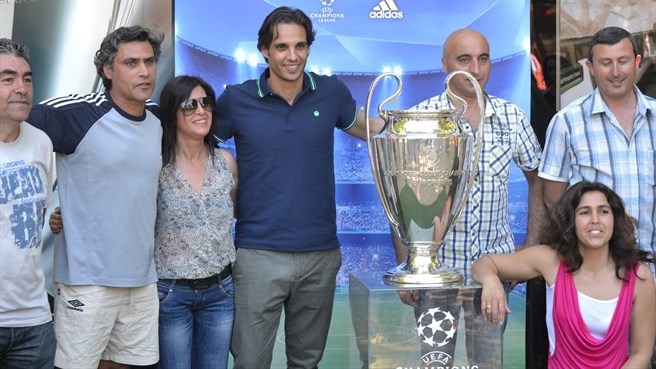 جام قهرمانی لیگ قهرمانان اروپا|نونو گومژ به همراه فوتبالدوستان گرداگرد جام قهرمانی لیگ قهرمانان اروپا عکس می اندازند.