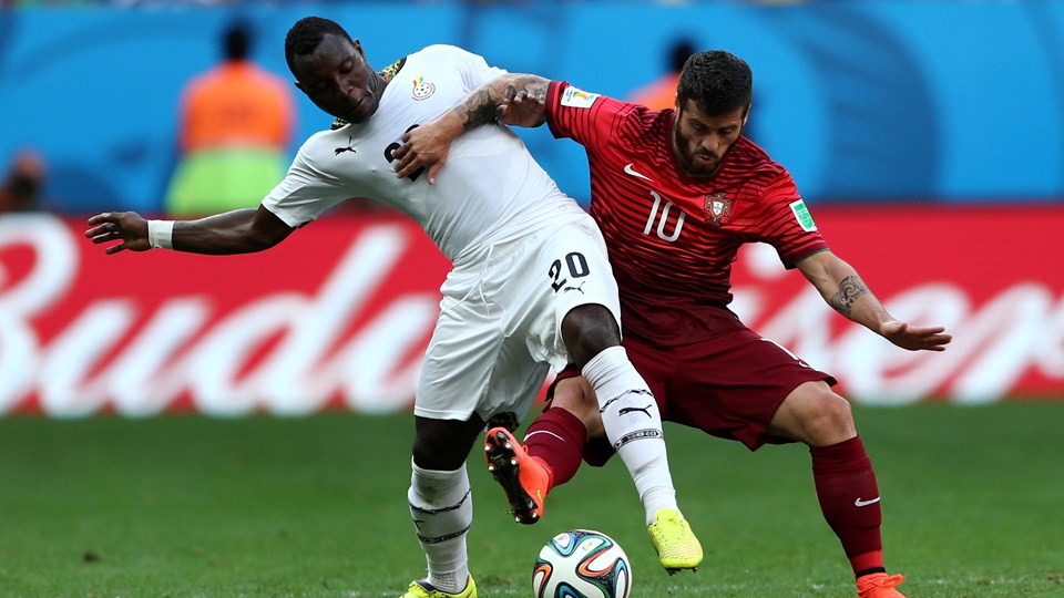 كوادو آساموا|تقابل كوادو آساموا از غنا با بازیکن پرتغال در میانه زمین.