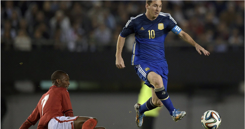 لیونل  مسی|حرکت پا به توپ مسی در بازی با ترینداد.