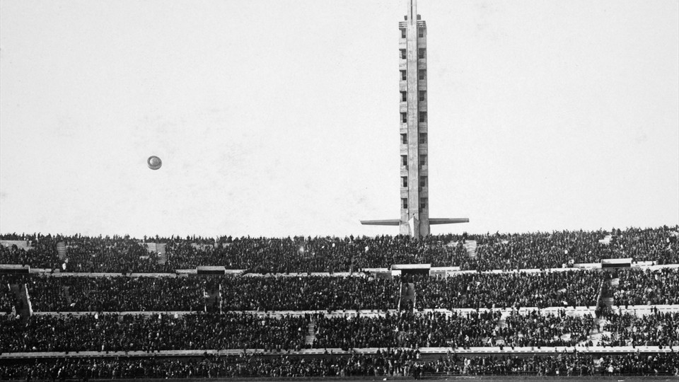 جام جهانی 1930|برج با ابهت ورزشگاه جدید سنتناریو در مونته ویدئو که با الهام از ورزشگاه المپیک در آمستردام ساخته شد. این عکس در روزی گرفته شد که ورزشگاه با دیدار تیم های اروگوئه و پرو افتتاح می شد، 18 جولای 1930. اروگوئه 1-0 به پیروزی رسید.