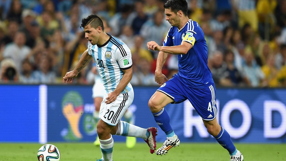 سرخیو آگیرو|استارت سریع اگوئرو برای کنترل توپ در مقابل تیم ملی بوسنی و هرزگوین .