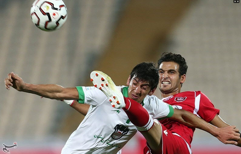 تقابل برای گرفتن توپ|پرسپولیس 1-0 ذوب آهن / لیگ برتر
