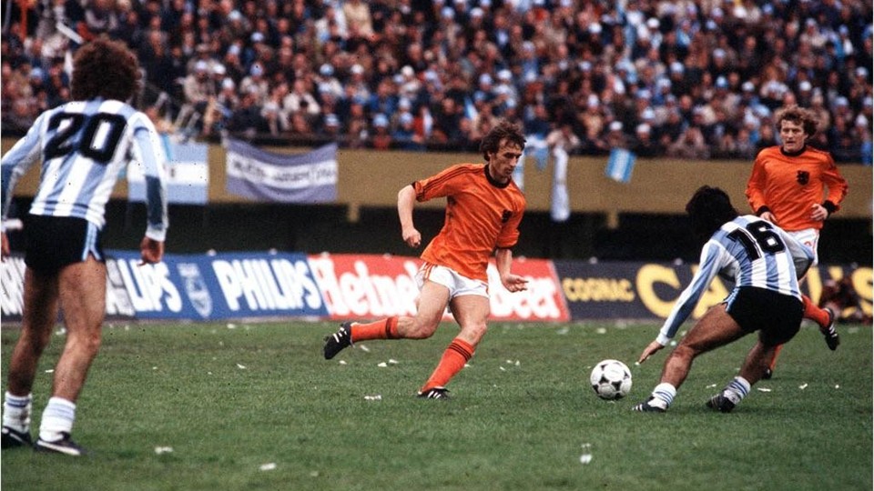 جان جهانی 1978|جام جهانی 1978 آرژانتین، 25 ژوئن 1978، بوینس آیرس، آرژانتین، آرژانتین 3 – هلند 1. راب رنسنبریک از تیم هلند وارد خط دفاع آرژانتین می شود.