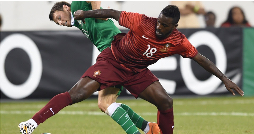 وارلا|درگیری وارلا با یار حریف برای گرفتن توپ.