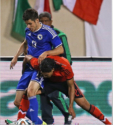 منصور موجدزا - پنا|درگیری پنا و موجدزا برای گرفتن توپ