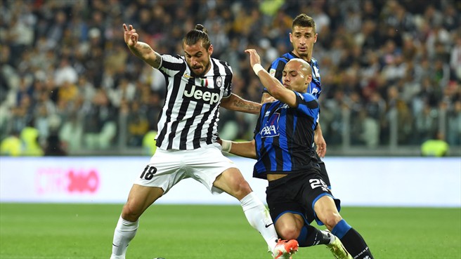 اوسوالدو - بينالونی|درگیری اسوالدو در میانه زمین با بازیکنان آتالانتا.