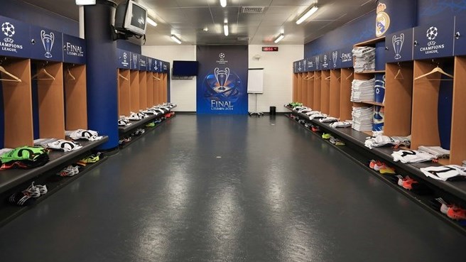 رئال مادرید|ردیف پیراهن های رئال مادرید، در انتظار بازیکنان در رخت کن.