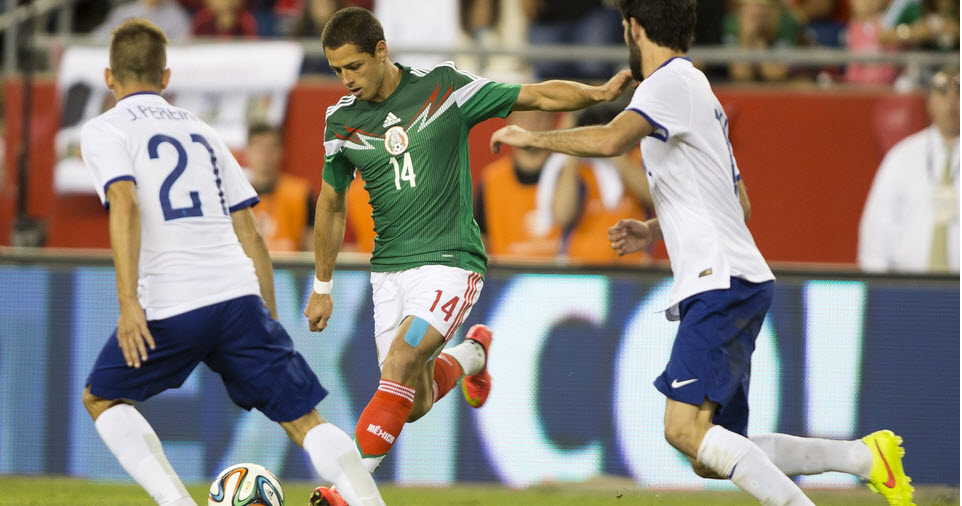 چیچاریتو|تلاش خاویر هرناندز برای حمله به سمت دروازه پرتغالی ها.