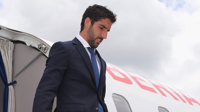 رائول گارسیا|رائول گارسیا از باشگاه اتلتیکو ماردید همراه با سایر هم تیمی ها برای دیدار در فینال لیگ قهرمانان اروپا برابر رئال مادرید، در فرودگاه شهر لیسبون از هواپیما پیاده می شود.