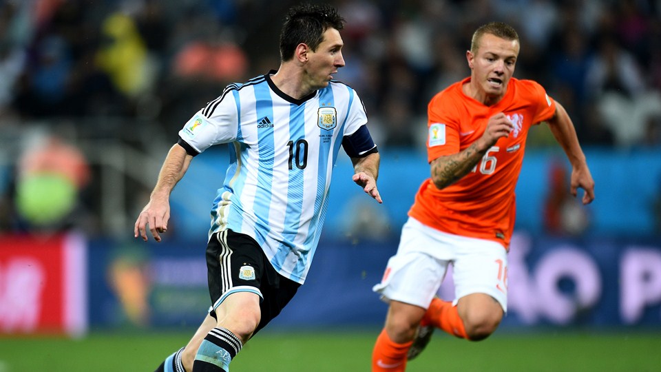 لیونل مسی - جوردی کِلاسی|تقابل جوردی کِلاسی  از هلند در مقابل لیونل مسی  ، بازیکن آرژانتین بر سر توپ.