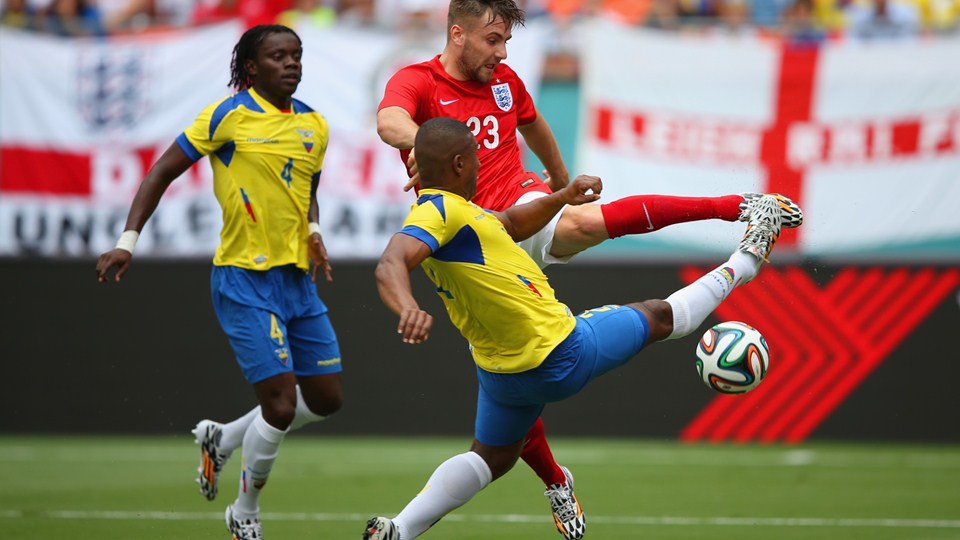 انگلستان - اکوادور|درگیری میانه زمین بین لوک شاو و بازیکن اکوادور.