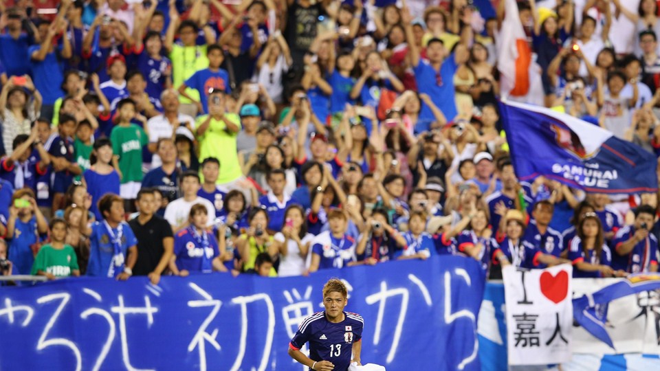 يوشيتو اوكوبو|تشویق شدن یوشیتو اوکابو توسط هوادارن تیم ملی ژاپن.