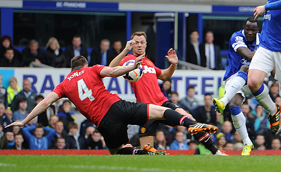 فیل جونز|صحنه پنالتی که فیل خونز انرا به اورتون هدیه کرد