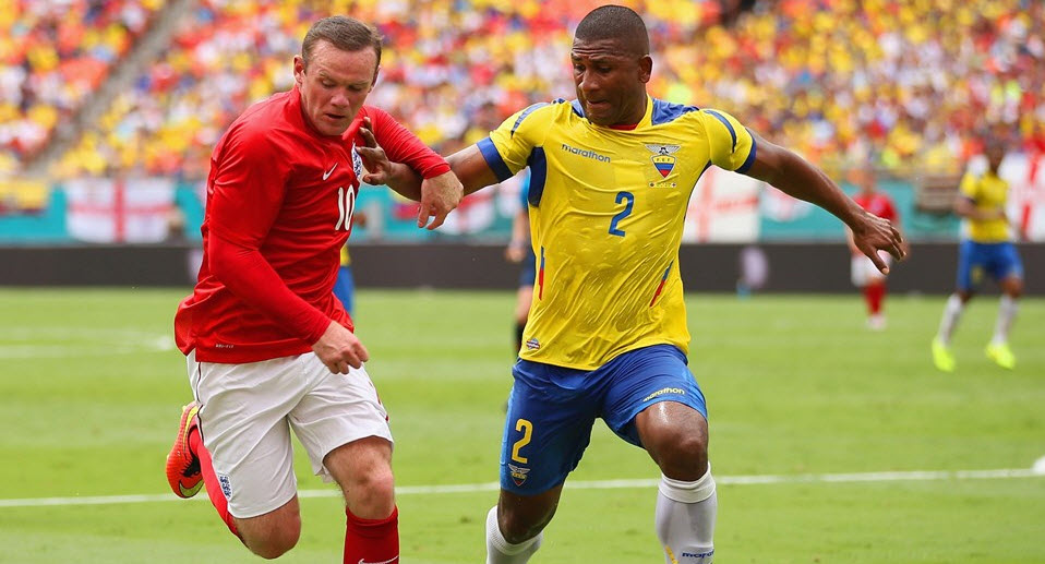 وین رونی|مهاجم تیم انگلستان وین رونی زیر فشار شدید بازیکنان اکوادور بود.