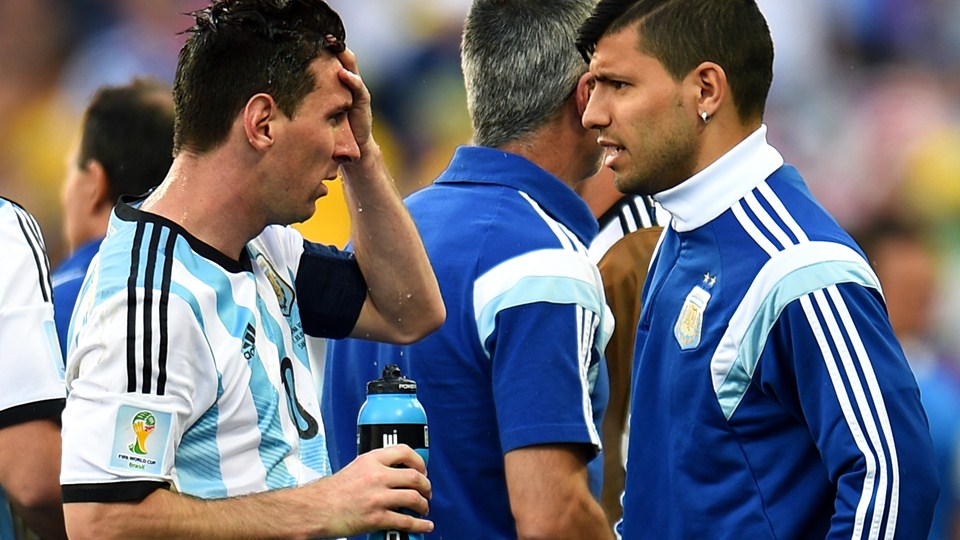 لیونل مسی - سرخیو آگیرو|صحبت های لیونل مسی و سرخیو آگیرو در حین بازی مقابل سوئیس.
