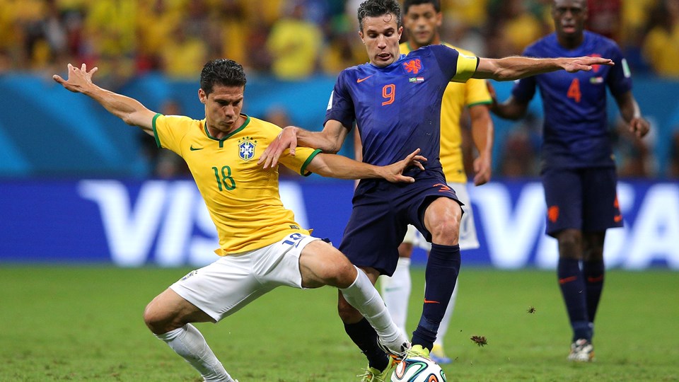 روبن فن پرسی - هرنانس|تقابل رابین فن پرسی از هلند در مقابل بازیکن برزیل ، هرنانس.