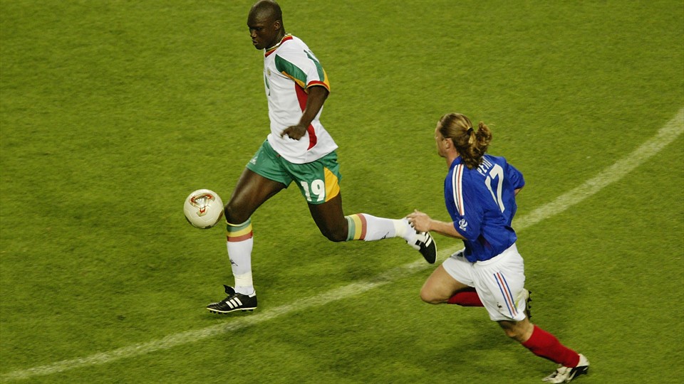 جام جهانی 2002|سئول، 31 می: پاپا بوبا دیوپ (چپ) از سنگال توسط امانوئل پتی تعقیب می شود. گروه A جام جهانی، ورزشگاه سئول، سئول، کره جنوبی، 31 می، 2002، سنگال 1-0 به پیروزی رسید.