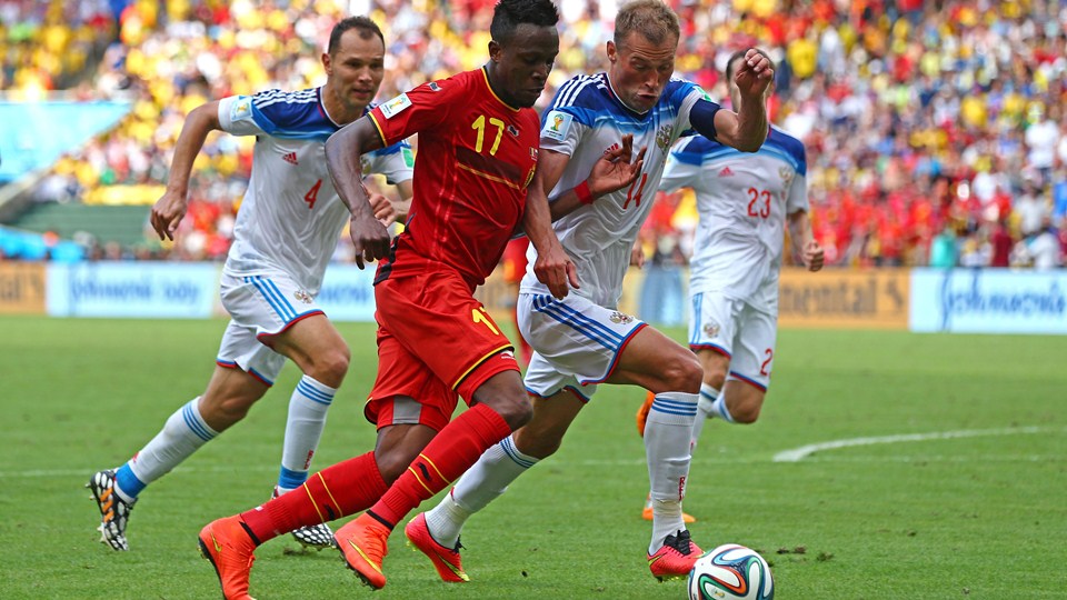 دیوک اوریگی|تلاش مهاجم بلژیک دایوُک اوریجای برای کنترل توپ در مقابل یار حریف .