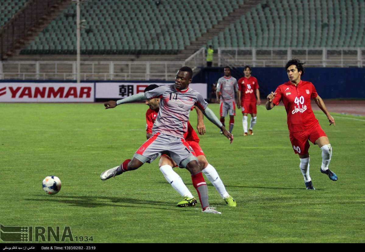 سعید دقیقی|تلاش بازیکنان تراکتور برای مانع شدن از حمله حریف