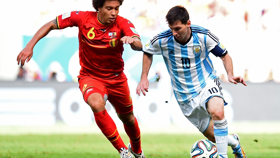 لیونل مسی - اکسل ویتسل|تقابل لیونل مسی از آرژانتین با اکسل ویتسل از تیم ملی بلژیک.