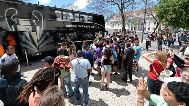 جام قهرمانی لیگ قهرمانان اروپا|ازدحام فوتبالدوستان برای مشاهده ی جام قهرمانی لیگ قهرمانان در شهر لیسبون.