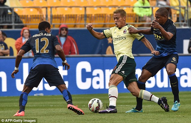 كيسوکه هوندا|تقابل کیسوکه هوندا با دو بازیکن منچستر یستی بر سر توپ.