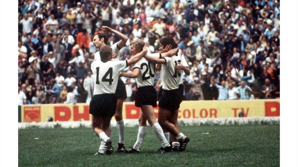 جام جهانی 1970|جام جهانی 1970 مکزیک، شهر مکزیکو، 17 ژوئن 1970، ایتالیا 4- آلمان غربی 3. بازیکنان آلمانی پس از به ثمر رسیدن گل توسط گرابووسکی گرد او حلقه می زنند. این شادمانی عمری نداشت و اندکی بعد ایتالیا گل برتری را می زند.