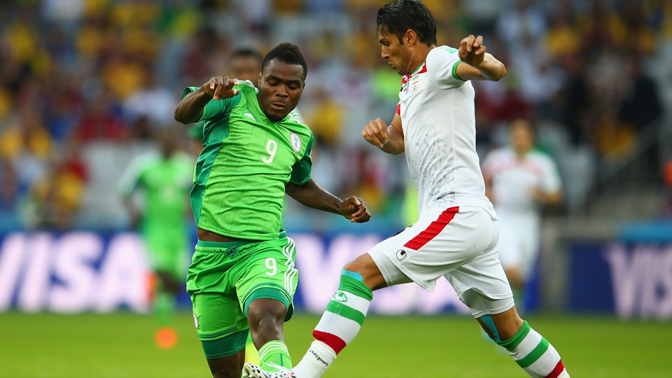 امیر حسین صادقی|درگیری امیرحسین صادقی با مهاجم تیم ملی نیجریه .