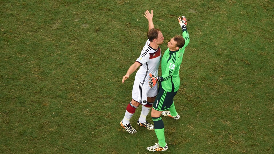 مانوئل نویر|شادمانی مانوئل نویر و بندیکت دو بازیکن المان بعد از باز شدم دروازه تیم ملی غنا .