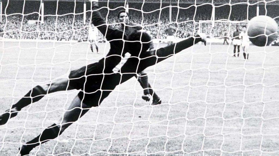 جام جهانی 1966|جام جهانی 1966 انگلستان، لیورپول، انگلستان، 23 جولای 1966، پرتغال 5 – کره شمالی 3، اوزه بیو یکی از دو پنالتی خود را به گل تبدیل می کند. دروازه بان کره ، لی چانگ میونگ، برای گرفتن توپ شیرجه می رود.